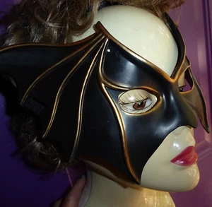 Costume Pipistrello Nero Donna o Uomo Maschera Taglia Adulto Elastico Schiena e Oro Halloween Nuovo con scatola - Foto 1 di 8