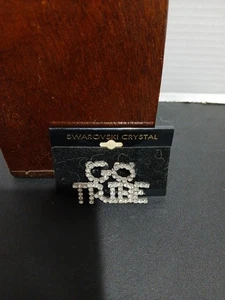 Swarovski Kristall Go Tribe Cleveland Indianer Pin - Bild 1 von 2