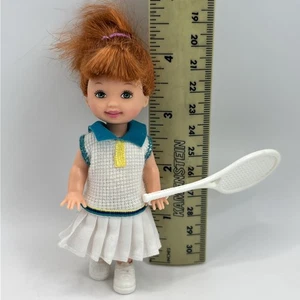 Vintage Mattel Barbie 4,25" Kelly bambola 1994 Barbie sorella capelli rossi tennis - Foto 1 di 4