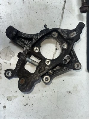 Chrysler 300c SRT8 6.1 V8 Hemi Rear Passenger Hub Knuckle For Brembo Brakes - Image 1 of 3