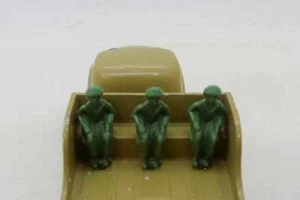 M.M.B / RESINE / FRANCE JOUETS F.J / 4 PERSONNAGES VERT KAKI 1/50 - Picture 1 of 3