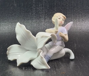 morena porcellana scultura angelo su fiore che gioca cm 10 x 7 - Foto 1 di 2