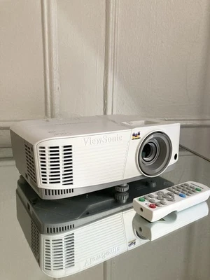 ViewSonic PA503S DLP Projector 12 Lamp Hours Barely Used, Excellent Condition - Image 1 of 4