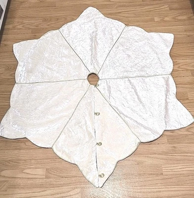 Falda de árbol de Navidad vintage de terciopelo crema y oro 56" en forma de copo de nieve  Foto 1 de 4