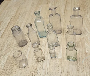  LOTE DE 11 BOTELLAS DE VIDRIO PEQUEÑAS antiguas boticario vidrio tinte transparente y verde usadas en excelente estado - Imagen 1 de 4