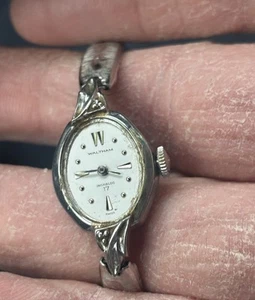 VTG - Waltham Women's Watch - Silver Tone -  17j Incabloc - Manual Wind - Runs - Picture 1 of 3