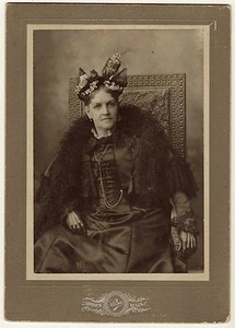 PORTRAIT OF A WELL DRESSED SERIOUS OLDER WOMAN IN CAMDEN, MAINE (VINTAGE PHOTO) - Foto 1 di 3