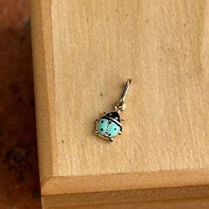 14 carats pendentif LadyBug or jaune or bleu émail charme rouge MINUSCULE 3D mini 5 mm - Photo 1/6