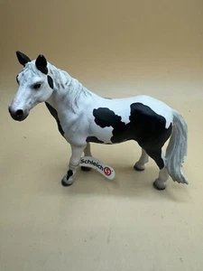 Schleich 13696 - Pinto Stute mit Fähnchen - Bild 1 von 2