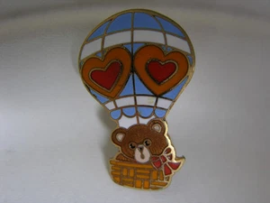 Hot Air Balloon PIN Vtg '84 Hearts - Happy Teddy Bear Riding Wearing BOW - Picture 1 of 2