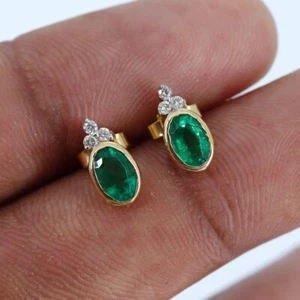 18k Solid Yellow Gold Natural Emerald and Diamonds Gemstone Tiny Studs Earrings - Picture 1 of 4