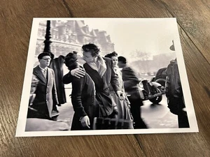 THE KISS BY THE HOTEL De Ville Art Print 11x14 Poster Paris Robert Doisneau - Picture 1 of 1