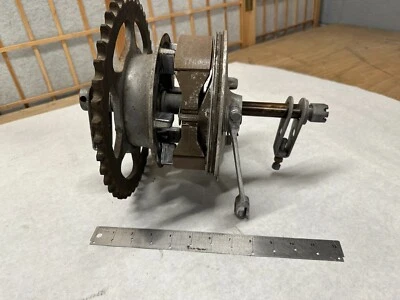 1975 Suzuki RE5 GT750 eixo de roda traseira roda dentada ajustadores de corrente pastilhas de freio a tambor - Imagem 1 de 4