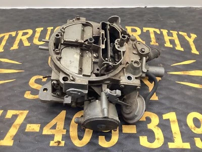 Carburador de 4 barriles GM Rochester Quadrajet 7045184 1975 Oldsmobile 455 V-8 Foto 1 de 4