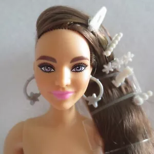NUOVO! 2021 Barbie Bambola Extra Curvy Brunette Lati Rasati Fossette Articolate NUDA - Foto 1 di 3