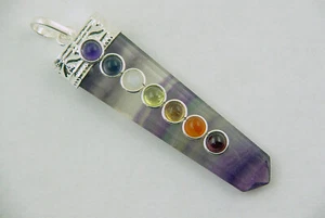 Colgante curativo con forma de punta de cristal de flourita PERO 7 gemas de chakra de acento 0590R - Imagen 1 de 3
