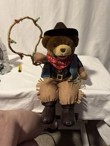Schaukel Wrangler Plüsch Weihnachtsbär von Aurora Geschenke singt beleuchtet Lasso 1981 - Bild 1 von 8