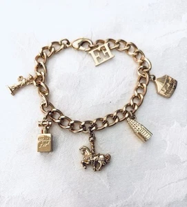 Pulsera vintage años 90 Escada oro metal encanto estatua de la libertad, carrusel y más - Imagen 1 de 13