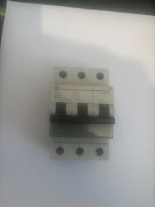 INTERRUPTOR CIRCUITO MCB MCB DE TRIPLE POLO GE GENERAL ELECTRIC EP103 C25 25 AMP 674296. - Imagen 1 de 1
