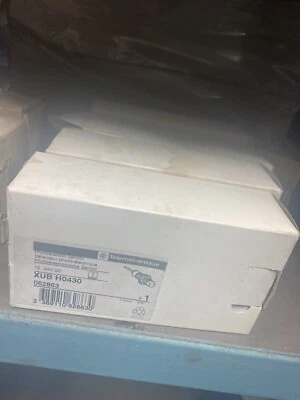 Telemecanique XUB H0430 Photoelectric Proximity Sensor 12-24 VDC - Image 1 of 2