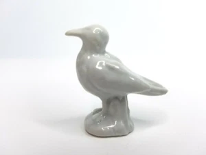 Estatuilla de pájaro miniatura esculpida de porcelana blanca gris de 1 1/4 pulgada de alto - Imagen 1 de 8