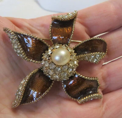 Broche prendedor vintage raro CINER estrás imitación perla flor de lirio derechos de autor 2,25” Foto 1 de 4