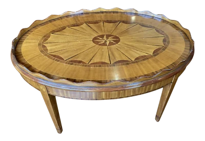 Mesa de centro ovalada del siglo XX con borde festoneado e incrustación de parquet Foto 1 de 4