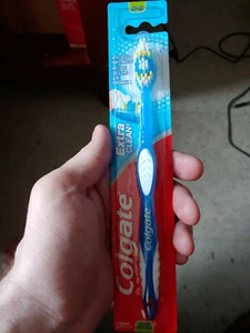 Colgate Extra Clean Toothbrush Medium Circular Power Bristles - Picture 1 of 2