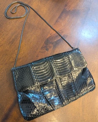 Bolso sin asas Inge Christopher con cierre magnético bandolera correa de cadena negro serpiente Foto 1 de 4