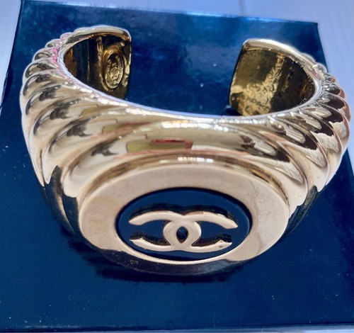 Bracciale CHANEL Coco Mark oro nero larghezza 7 6 cm circonferenza interna 12 5 cm