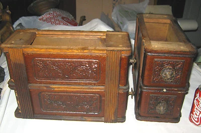 4 MÁQUINA DE COSER ANTIGUA CANTANTE MISIÓN MADERA DE ROBLE PRENSADA HERRAJES CAJONES DE ALMACENAMIENTO Foto 1 de 4
