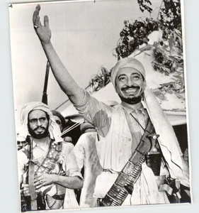 Imam Mohammad al Badr Triumphierende Geste in JEMEN Revolution 1968 Pressefoto - Bild 1 von 2