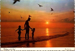 Cartolina d'epoca - Guadando nel surf, vista spiaggia tramonto non spedita - Foto 1 di 2