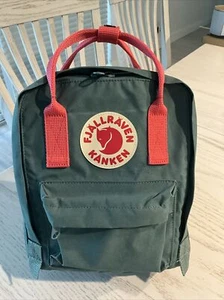 NEU Fjällräven Kanken Mini Rucksack frostgrün/koralle Canvas Tagesreisetasche - gebraucht, in einwandfreiem Zustand - Bild 1 von 5