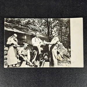 Antike Echtfoto-Postkarte vor dem 1. Weltkrieg "Sharing A Bottle" RPPC - unbespielt - Bild 1 von 3