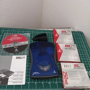 Iomega Zip 250 USB Powered External Drive - No Cable w Instructions 3 Discs - Afbeelding 1 van 17