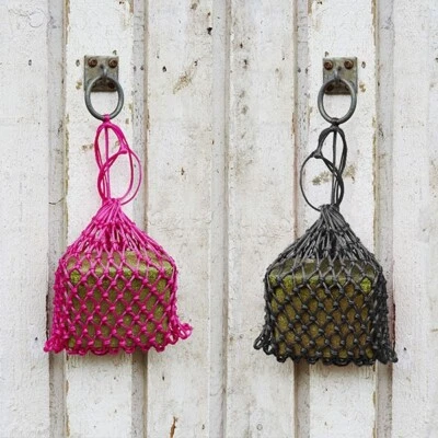 Elico kleines Schweinchen Futterblock Halter - extra kleines Heunetz - schwarz pink KOSTENLOSER VERSAND