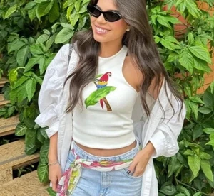 Nueva camiseta sin mangas Farm Rio Guacamayo Gráfico Bordado Algodón Acanalado en Blanco roto. Talla M - Imagen 1 de 9