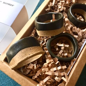 Jenni Kayne Keramik Serviettenringe Slo Studio schwarz Glasur braun Ton natur 4 Stück - Bild 1 von 11