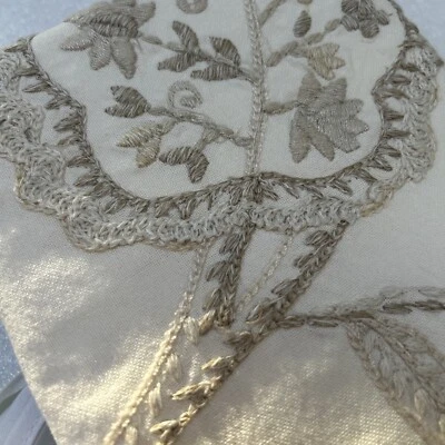 Almohada bordada con patrón de gracia de caja y barril - 20x26 estándar Cottagecore Foto 1 de 4