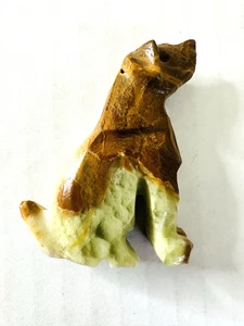 Vintage Naturstein Onyx handgeschnitzt sitzender Hund weiß braun grün 2 1/4" Geschenk - Bild 1 von 10