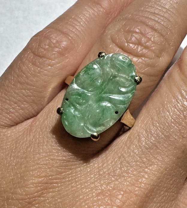 9k Oro Ovale Intagliato Verde Giadeite Giada Frutta Pesca Misura 6.5 Anello - Immagine 1 di 4