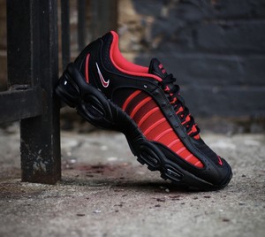 tailwinds red and black