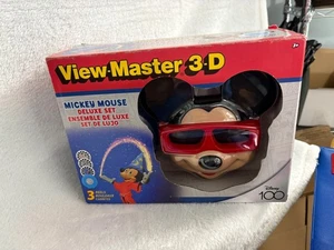 Neu im Karton Disney 100 View Master 3D ~ Mickey Mouse Deluxe Set mit 3 Rollen & Koffer - Bild 1 von 6