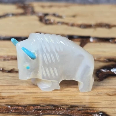 Fetiche de búfalo Zuni tallado a mano 1" - ónix nativo americano con cuernos turquesa Foto 1 de 4