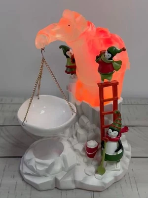 Figura navideña Yankee Candle Penguins & Lighted Polar Bear 11" calentador de tarta Foto 1 de 4