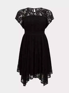 Abito fazzoletto nero midi pizzo maniche corte Torrid taglie forti 3X - Foto 1 di 13