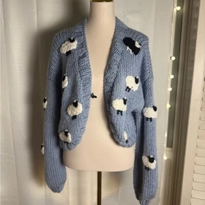 Cardigan BYDNA fatto a mano blu e bianco con motivo pecora giocoso - Foto 1 di 8