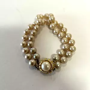Brazalete Vintage Años 60 Imitación Color Crema Perla Doble Hilo Tono Dorado Cierre 8" - Imagen 1 de 7