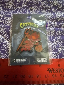Cryptozoic Cryptkins Jersey Teufel Halloween Emaille Pin - Hot Topic Exclusive - Bild 1 von 3